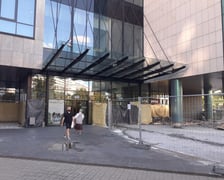 Przed głównym wejściem do budynku Sky Tower, 21 sierpnia 2024