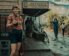 <p>Kadr z filmu "Simona Kossak". Na pierwszym planie Sandra Drzymalska</p>