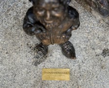 <p>Krasnal Movemenciak na cześć rapera OKI przy Barze Mlecznym Miś</p>