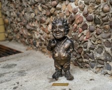 <p>Krasnal Movemenciak na cześć rapera OKI przy Barze Mlecznym Miś</p>