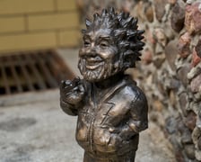 <p>Krasnal Movemenciak na cześć rapera OKI przy Barze Mlecznym Miś</p>