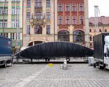 <p>Budowa sceny, na kt&oacute;rej 4 października wystąpią artyści</p>