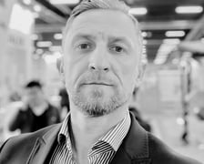 <p>Założyciel grupy &bdquo;Ruinersi na Dolnym Śląsku&rdquo; na Facebooku, przedsiębiorca specjalizujący się w tradycyjnym budownictwie i renowacji. Pasjonat ochrony dziedzictwa architektonicznego Dolnego Śląska.&nbsp;</p> <p>Jestem założycielem grupy Facebook &bdquo;Ruinersi na Dolnym Śląsku&rdquo;, kt&oacute;ra zrzesza ok. 4,4 tys. członk&oacute;w, pasjonat&oacute;w tradycyjnego budownictwa i renowacji zabytk&oacute;w. Moja działalność skupia się na odnawianiu poniemieckich budynk&oacute;w oraz innych obiekt&oacute;w o wartości historycznej, kt&oacute;re często nie są objęte formalną ochroną prawną. Jako przedsiębiorca, działam na rzecz ratowania architektonicznego dziedzictwa Dolnego Śląska, dbając o to, by odnawiane budynki nie tylko zachowały sw&oacute;j unikalny charakter, ale także miały potencjał inwestycyjny.&nbsp;</p> <p>Jednym z moich priorytet&oacute;w jest dążenie do kompromis&oacute;w między oczekiwaniami konserwator&oacute;w zabytk&oacute;w a interesami inwestor&oacute;w. Staram się r&oacute;wnoważyć potrzeby zachowania historycznej wartości budynk&oacute;w z ich przystosowaniem do nowoczesnych funkcji, co jest szczeg&oacute;lnie ważne w przypadku wielu jeszcze obiekt&oacute;w, kt&oacute;re nie są objęte ochroną zabytkową. Takie podejście wymaga odpowiedzialności, wyczucia oraz umiejętności znajdowania rozwiązań, kt&oacute;re sprzyjają zar&oacute;wno ochronie dziedzictwa, jak i wsp&oacute;łczesnym wymaganiom rynku.&nbsp;</p> <p>Staram się także reanimować funkcję &bdquo;Społecznego Opiekuna Zabytk&oacute;w&rdquo;, angażując lokalne społeczności oraz członk&oacute;w naszej grupy w opiekę nad budynkami o wartości historycznej. Moje działania obejmują r&oacute;wnież inicjatywy edukacyjne &ndash; dzielę się wiedzą oraz kontaktami do wykwalifikowanych rzemieślnik&oacute;w i rzeczoznawc&oacute;w, promując właściwe wzorce postępowania w procesie renowacji. Dzięki wsp&oacute;łpracy z ekspertami staram się ułatwiać członkom grupy dostęp do niezbędnych informacji, motywując ich do samodzielnej nauki oraz wdrażania dobrych praktyk w zakresie odnawiania zabytk&oacute;w.&nbsp;</p> <p>Wierzę, że moja praca nie tylko ratuje cenne obiekty historyczne, ale także tworzy przestrzeń dla rozwoju społecznego i kulturowego, zachęcając do inwestowania w dziedzictwo Dolnego Śląska.&nbsp;</p> <p><strong>Rekomendacje:</strong></p> <ul class="wp-block-list"> <li>Marek Sztark</li> <li>Elżbieta Lech-Gotthardt</li> </ul>