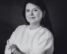 <p>Kulturoznawczyni, animatorka kultury i działaczka społeczna. Bogate doświadczenie w pracy z NGO i samorządem, specjalizuje się w kulturze na obszarach wiejskich.&nbsp;</p> <p>Witajcie! Jestem kulturoznawcą, animatorką kultury i działaczką społeczną, a moja przygoda z kulturą na terenach wiejskich trwa już od dobrych kilkunastu lat. Blisko 11 lat spędziłam w Urzędzie Gminy na stanowisku ds. wsp&oacute;łpracy lokalnej i promocji, gdzie miałam okazję zgłębić tajniki życia wiejskiego i wyzwań, z jakimi mierzą się jego mieszkańcy. Dzięki temu nauczyłam się nie tylko słuchać potrzeb ludzi, ale i odpowiadać na nie z pomysłem i humorem.&nbsp;</p> <p>W międzyczasie zostałam przewodniczącą stowarzyszenia &bdquo;Lepsze jutro, tw&oacute;rzmy dziś&rdquo;, gdzie od 2014 roku działam z zapałem, organizując r&oacute;żne kulturalne przedsięwzięcia. Od &bdquo;Festiwalu Dobrych Życzeń&rdquo; przez warsztaty artystyczne w wiejskich świetlicach, aż po edukacyjny program &bdquo;Poznaję Gminę Gaworzyce z Gaworkiem&rdquo;, w kt&oacute;rym tworzymy edukacyjne&nbsp; bajki o naszym regionie. Z pewną dumą mogę powiedzieć, że nasze projekty zostały docenione przez Narodowe Centrum Kultury &ndash; mieliśmy nawet okazję pokazać naszą pracę na Og&oacute;lnopolskiej Giełdzie Projekt&oacute;w w Katowicach.&nbsp;</p> <p>Przez lata, zajmowałam się też organizacją dużych imprez, jak Gaworzycki Jarmark Kupiecki czy Zlot K&oacute;ł Gospodyń Wiejskich. Zainicjowałam &bdquo;Wielkanocną grę terenową&rdquo; dla NGO z terenu Wzg&oacute;rz Dalkowskich, kt&oacute;ra jest kontynuowana i co roku przyciąga coraz więcej uczestnik&oacute;w.&nbsp;</p> <p>Moją pasją jest łączenie ludzi &ndash; samorządu, organizacji społecznych i instytucji kultury. Wierzę, że razem możemy zdziałać więcej, a dobra diagnoza potrzeb lokalnych, kulturalnych to klucz do sukcesu. Czuję się też częścią programu Odnowy Dolnośląskiej Wsi &ndash; tu drzemie ogromny kulturalny potencjał.&nbsp;</p> <p>Kiedy sama nie zajmuję się organizacją wydarzeń, to pewnie uczestniczę w innych. Prowadzę też swojego bloga &bdquo;Czułostki.com&rdquo;, gdzie daję upust swojej miłości do słowa pisanego, fotografii i podr&oacute;ży. Angażuję się w sprawy społeczne na kilku szczeblach aktywności zawodowej i społecznej, zdecydowanie jest to połączenie pasji z misją.&nbsp;</p> <p><strong>Rekomendacje:</strong></p> <ul class="wp-block-list"> <li>Rafał Pawlak</li> <li>Gminny Ośrodek Kultury I Biblioteki w Gaworzycach</li> </ul>