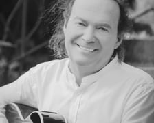 <p>Kompozytor, wokalista, aranżer, autor tekst&oacute;w, reżyser, manager i producent muzyczny. Znany jako wokalista i manager znanej grupy Spirituals Singers Band (1978 &ndash; 1994), oraz z występ&oacute;w w projektach Janusz Cedro live in concert (1995-1997), Janusz Cedro and the Band(1997 &ndash; 2000).&nbsp;</p> <p>W&nbsp; połowie 2018 Janusz Cedro powraca na scenę z nowym projektem Janusz Cedro &ndash; Solo -recital NAJPIĘKNIEJSZE PIOSENKI ŚWIATA, CZYLI POLSKIE PRZEBOJE MUZYKI ROZRYWKOWEJ LAT 60-TYCH I 70-TYCH, a potem kolejne PIEŚNI GOSPEL &ndash; KORZENIE JAZZU, recital autorski UWIERZ MI, oraz JAZZ STANDARDS.&nbsp;</p> <p>Janusz Cedro wracając w 2016 roku na scenę za cel w koncertowaniu obrał Dolny Śląsk, jego&nbsp; Małą Ojczyznę , a cykl koncert&oacute;w nosi tytuł ROZŚPIEWANY DOLNY ŚLĄSK, bo każdy koncert zamienia się w Jedno Wielkie Wsp&oacute;lne Śpiewanie.&nbsp; Koncerty odbywają się w miastach i miasteczkach Dolnego Śląska, w salach widowiskowych w Miejskich Dom&oacute;w&nbsp; Kultury, Teatrach , Gminnych Ośrodkach Kultury etc.&nbsp;</p> <p>W kwietniu&nbsp; 2024 r., uchwałą Stowarzyszenia Autor&oacute;w Zaiks z dnia 10.04.20224 r., Janusz Cedro&nbsp; został członkiem Stowarzyszenia.&nbsp;</p> <p>Patronat Medialny: RADIO WROCŁAW, TVP3 WROCŁAW, Gazeta Wyborcza Wrocław, Telewizja DTV24, Niesamowity Dolny Śląsk, My Wrocławianie, Doba.pl i TuWrocław.&nbsp;</p> <p>JANUSZ CEDRO od ponad trzech dekad na rynku muzycznym , ponad 3.000 koncert&oacute;w w Polsce, Europie i USA.&nbsp;</p> <p>Od 6 lat gra koncerty tylko na Dolnym Śląsku.&nbsp;</p> <p><strong>Rekomendacje:</strong></p> <ul class="wp-block-list"> <li>Koło Środowisk Tw&oacute;rczych i Polityki Międzykulturowej Platformy Obywatelskiej we Wrocławiu</li> </ul>