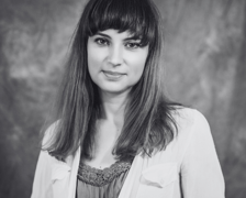 <p>Jestem absolwentką Akademii Sztuk Teatralnych we Wrocławiu, a także Pedagogiki Teatru w IKP Uniwersytetu Warszawskiego. Jestem aktorką, reżyserką, menadżerką i animatorką kultury.&nbsp;</p> <p>Odkąd ukończyłam AST aktywnie tworzę wrocławską kulturę &ndash; gł&oacute;wnie w dziedzinie teatru i animacji kultury. Od 2005 roku jestem związana z Wrocławskim Teatrem Komedia. Opr&oacute;cz dokonań aktorskich mam na swoim koncie także przedsięwzięcia reżyserskie i producenckie. W 2016 roku założyłam fundację i offowy Teatr Kombinat, w kt&oacute;rym pełnię funkcję dyrektora i menadżera. To miejsce, w kt&oacute;rym realizuję swoje marzenia artystyczne i do kt&oacute;rego zapraszam innych wrocławskich tw&oacute;rc&oacute;w z r&oacute;żnych dziedzin. Nieobce jest mi więc środowisko organizacji pozarządowych &ndash; znam jego blaski i cienie, bolączki i potrzeby. Wsp&oacute;łtworzyłam też Wrocławską Offensywę Teatralną &ndash; stowarzyszenie zrzeszające wrocławskie offowe teatry.&nbsp;&nbsp;</p> <p>Z ogromną pasją realizuję także projekty społeczne i pedagogiczne, pracując z amatorami. Przykładem może tu być międzypokoleniowy projekt społeczno-teatralny oparty na lokalnych historiach, zatytułowany &bdquo;Na walizkach&rdquo;, kt&oacute;ry zrealizowałam w 2018 roku z grupą teatralną przy GCKiS w Trzebnicy czy Teatr Nadodrzański, kt&oacute;ry prowadzę od 2023 roku w Konturach Kultury.&nbsp;</p> <p>Lubię też działać społecznie czy wolontaryjnie &ndash; w latach 2015-2024 byłam kuratorką sceny teatralnej największego w Polsce festiwalu kultury alternatywnej Slot Art w Lubiążu. Festiwal ten jest modelowym przykładem animacji kultury i unikalnym eksperymentem na pograniczu sztuki i działań społecznych.&nbsp;&nbsp;</p> <p>Uwielbiam też inspirować i dzielić się swoją wiedzą i umiejętnościami z młodymi ludźmi dlatego od lat działam jako pedagog we wrocławskich szkołach.&nbsp;&nbsp;</p> <p>Lubię działać i organizować &ndash; z ludźmi i dla ludzi.</p> <p><strong>Rekomendacje:</strong></p> <ul class="wp-block-list"> <li>Henryk Mazurkiewicz</li> <li>Marek Sztark</li> <li>Radek Grygoruk</li> <li>KONTURY KULTURY &ndash; Strefa Edukacji Tw&oacute;rczej</li> </ul>