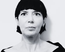 <p>Jestem managerem kultury, ale nie działaczką czy aktywistką. Praktykiem z dużym doświadczeniem, ale ciągle też z bardzo dużą otwartością. Wierzę w siłę wsp&oacute;łpracy i kompetencje, ale też w asertywność.</p> <p>Większość mojego życia zawodowego to praca w kulturze. Nie wiem, czy mogę się nazwać &bdquo;managerem kultury&rdquo;, ale na pewno dobrze znam wrocławskie środowisko, specyfikę miasta, plusy i minusy pracy w kulturze. Jestem po prostu praktykiem, a kolejne doświadczenia tylko budowały (i budują) moją wiedzę dotyczącą tego obszaru działań &ndash; zar&oacute;wno w sferze organizacji, jak i promocji r&oacute;żnego typu wydarzeń. Byłam managerem kilku zespoł&oacute;w (m.in. Miloopy), zarządzałam klubem muzycznym (Vertigo), pracowałam przy dużych festiwalach (m.in.Wrocław NonStop, Warsaw Summer Jazz Days, Jarocin Festiwal), organizowałam trasy koncertowe i wydarzenia muzyczne &ndash; te duże, plenerowe, ale też klubowe, pracowałam r&oacute;wnież jako manager ds. promocji w branży kinowej (dla Hagi Film i dla Oh Kino). Jako freelancer działałam dla dużych agencji eventowych , koncertowych, wsp&oacute;łorganizowałam kongresy, konferencje &ndash; biznesowe i naukowe. Mam bardzo duże doświadczenie we wsp&oacute;łpracy z r&oacute;żnymi środowiskami (naukowe, muzyczne, filmowe, biznesowe). Moją &bdquo;super mocą&rdquo; jest komunikacja i kompetencje organizacyjne, ale też umiejętność przygotowania i zrealizowania planu promocji dla wydarzenia/koncertu/festiwalu. Lubię pracę projektową, umiem ocenić potencjał projektu i wykorzystać go maksymalnie. Po tylu latach bardzo r&oacute;żnych doświadczeń umiem też ocenić projekty beznadziejne i&hellip;zrezygnować z nich.</p> <p>Aktualnie pracuję jako kierownik Działu Komunikacji i Promocji w Centrum Historii Zajezdnia.&nbsp;</p> <p>Staram się robić najlepiej jak umiem to, co umiem robić najlepiej.</p> <p><strong>Rekomendacje:</strong></p> <ul class="wp-block-list"> <li>LIONSTAGE</li> <li>Akademia Młodych Uczonych i Artyst&oacute;w</li> <li>Wrocławskie Towarzystwo Naukowe</li> <li>Fundacja Vertigo</li> </ul>