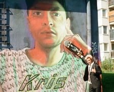 <p>Kadr z filmu &bdquo;Wrooklyn Zoo&rdquo; &ndash; mural z wizerunkiem Krzysztofa Skoniecznego</p>
