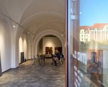 Zdjęcie z montażu wystawy Kosmatość Sylwii Muchy w Mia Art Gallery