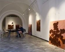 Zdjęcie z montażu wystawy Kosmatość Sylwii Muchy w Mia Art Gallery