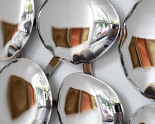 <p>Prace Oskara Zięty precentowane na wystawie indywidulanej w Singapurze</p>