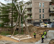 Dzień instalowania rzeźby Oskara Zięty w Apartamentach przy Parku Szczytnickim, 15 października 2024