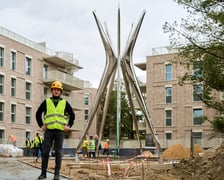 <p>Oskar Zięta i jego rzeźba w Apartamentach przy Parku Szczytnickim, 15 października 2024</p>