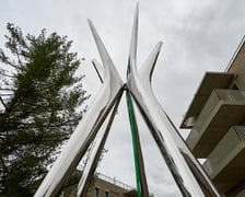 Dzień instalowania rzeźby Oskara Zięty w Apartamentach przy Parku Szczytnickim, 15 października 2024