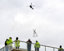 Dzień instalowania rzeźby Oskara Zięty w Apartamentach przy Parku Szczytnickim, 15 października 2024