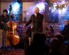 <p>Koncert "Wrocławscy artyści dla powodzian", Mleczarnia, 15.10.2024. Artur Caturian.</p>