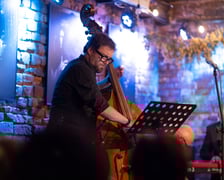 <p>Koncert "Wrocławscy artyści dla powodzian", Mleczarnia, 15.10.2024. Jakub Olejnik.</p>