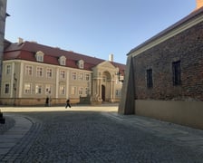 <p>Widok z Placu Katedralnego na budynek Papieskiego Wydziału Teologicznego we Wrocławiu&nbsp;</p>