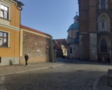 <p>Ulica Katedralna, w głębi Plac Katedralny (w XIV wieku pod jego brukiem był cmentarz parafialny)</p>