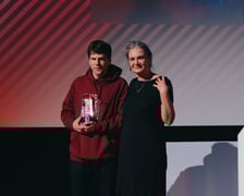 <p>Jesse Eisenberg z Indie Star Award i Urszula Śniegowska, dyrektorka artystyczna American Film Festival 2024</p>