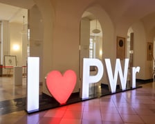 <p>Hol budynku A-1 Politechniki Wrocławskiej, w tle wystawa prac Wojciecha Siudmaka&nbsp;</p>