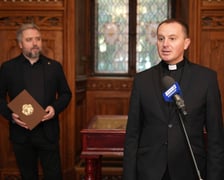 <p>Ksiądz Łukasz Piłat</p>