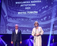 <p>Wrocławska Nagroda Artystyczna 2024. Zwycięzc&oacute;w poznaliśmy we wtorek, 10 grudnia w Sali Czerwonej Narodowego Forum Muzyki podczas gali. Wiceprezydent Renata Granowska i dyrektor Wydziału Kultury Jerzy Pietraszek</p>