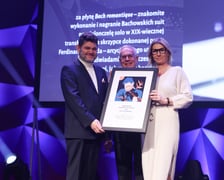 <p>Wrocławska Nagroda Artystyczna 2024. Zwycięzc&oacute;w poznaliśmy we wtorek, 10 grudnia w Sali Czerwonej Narodowego Forum Muzyki podczas gali &ndash; laureaci z dziedziny: Muzyka poważna (Zbigniew Pilch z grafiką, dyrektor Jerzy Pietraszek, wiceprezydent Renata Granowska)</p>