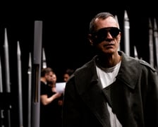 Zdjęcie z próby "Czekając na barbarzyńców" we Wrocławskim Teatrze Współczesnym