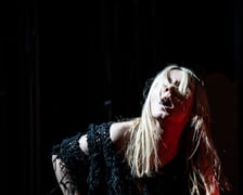 Zdjęcie z próby "Czekając na barbarzyńców" we Wrocławskim Teatrze Współczesnym