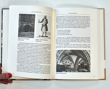 <p>Strona z książki z wejściem i wnętrzem Piwnicy Świdnickiej</p>