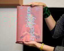 <p>Książka-katalog wystawy &bdquo;Szklane życiorysy. Polskie projektantki szkła (1945-2020)&rdquo;, projekt graficzny Joanna Jopkiewicz, Grupa Projektor</p>
