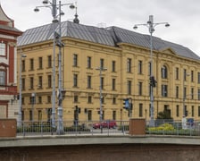Dziś L'UNI– dawniej „Farmacja”. Nowoczesne biura są w dawnym budynku Wydziału Farmacji Uniwersytetu Medycznego przy ul. Grodzkiej.