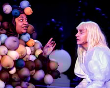 Z lewej Emose Uhunmwangho w "Alicji..." w Teatrze Muzycznym Capitol