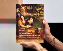 <p>Na zdjęciu okładka książki &bdquo;Johann Jacob Eybelwieser młodszy. Wrocławski malarz doby baroku&rdquo;, kt&oacute;ra ukazała się nakładem Wydawnictwa Uniwersytetu Wrocławskiego&nbsp;</p>