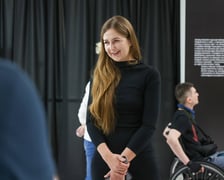<p>Kuratorka Aleksandra Szwedo, otwarcie (13 kwietnia 2025 roku) wystawy fotografii Z. Beksińskiego w Pawilonie Czterech Kopuł we Wrocławiu</p>