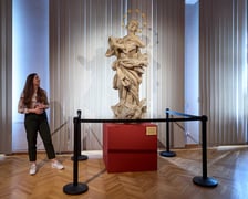 <p>Powr&oacute;t figury Immaculaty do Wrocławia! Po 80 latach barokową rzeźbę odnalazł Piotr Oszczanowski, dyrektor Muzeum Narodowego we Wrocławiu, obok rzeźby Barbara Andruszkiewicz</p>