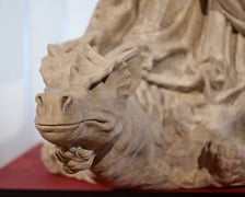 <p>Powr&oacute;t figury Immaculaty do Wrocławia! Po 80 latach barokową rzeźbę odnalazł Piotr Oszczanowski, dyrektor Muzeum Narodowego we Wrocławiu, na zdjęciu smok z figury&nbsp;</p>