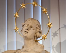 <p>Powr&oacute;t figury Immaculaty do Wrocławia! Po 80 latach barokową rzeźbę odnalazł Piotr Oszczanowski, dyrektor Muzeum Narodowego we Wrocławiu, na zdjęciu głowa Marii z nimbem&nbsp;</p>