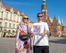<p>Celina i Kamil Karpińscy&nbsp;z książką &bdquo;Miejsca we Wrocławiu. Ilustrowany przewodnik dla dzieci&rdquo;&nbsp;</p>