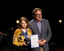<p>Katarzyna Schmidt-Przeździecka z kwartetu Tomasza Lepczaka, zdjęcie z wręczenia nagr&oacute;d (23 kwietnia 2025)</p>