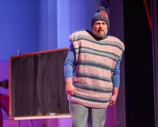 <p>Scena ze spektaklu &bdquo;Zła dziewczynka&rdquo; w reż. Jakuba Krofty we Wrocławskim Teatrze Lalek</p>