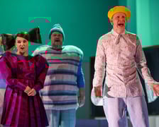 <p>Scena ze spektaklu &bdquo;Zła dziewczynka&rdquo; w reż. Jakuba Krofty we Wrocławskim Teatrze Lalek</p>