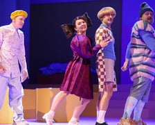 <p>Scena ze spektaklu &bdquo;Zła dziewczynka&rdquo; w reż. Jakuba Krofty we Wrocławskim Teatrze Lalek</p>