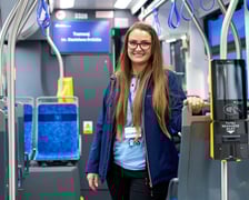 <p>Tramwaj im. Stanisława Dr&oacute;żdża będzie jeździł po Wrocławiu od poniedziałku 16 czerwca &ndash; motornicza MPK Wrocław</p>