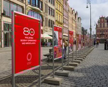 <p>Wystawa „80 lat polskiej sceny operowej we Wrocławiu” na rynku</p>
