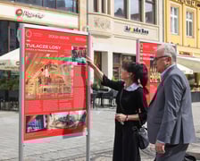 <p>Wystawa „80 lat polskiej sceny operowej we Wrocławiu” na rynku – przy planszach Urszula Drzewińska i prof. Tadeusz Pszonka, byli artyści Opery Wrocławskiej, obecnie wiceprzewodnicząca i przewodniczący ZASP</p>