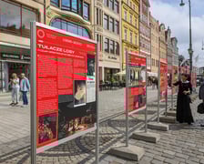 <p>Wystawa „80 lat polskiej sceny operowej we Wrocławiu” na rynku – przy planszach Urszula Drzewińska i prof. Tadeusz Pszonka, byli artyści Opery Wrocławskiej, obecnie wiceprzewodnicząca i przewodniczący ZASP</p>