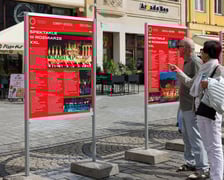 <p>Wystawa „80 lat polskiej sceny operowej we Wrocławiu” na rynku</p>