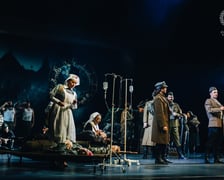 <p>Sceny ze &bdquo;Strasznego dworu&rdquo; w Operze Wrocławskiej</p>